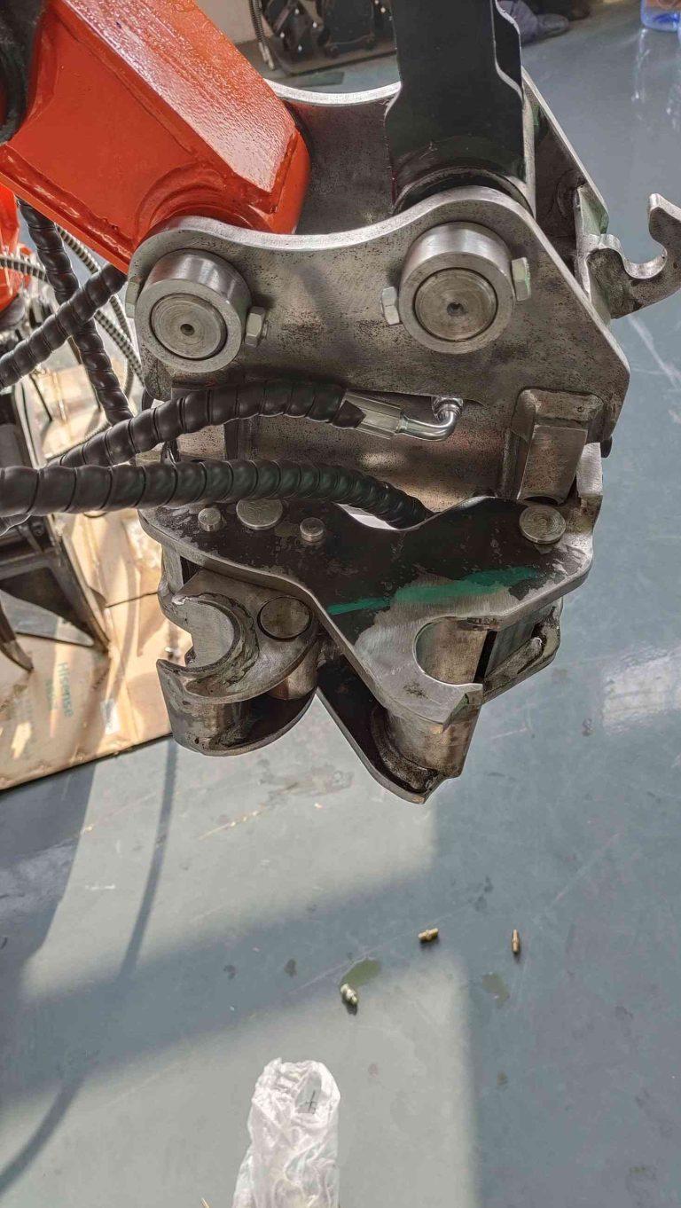 DM02 tilting quick hitch1