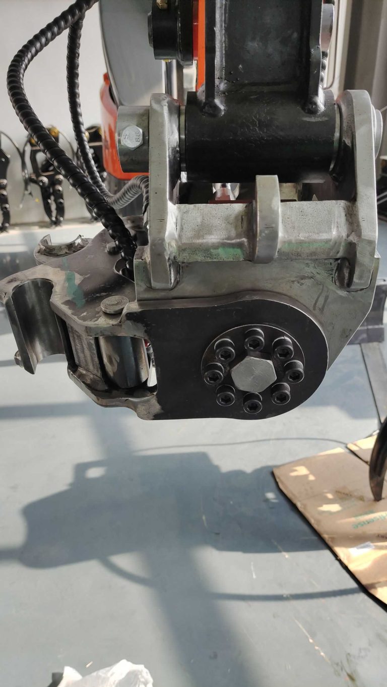 DM02 tilting quick hitch2