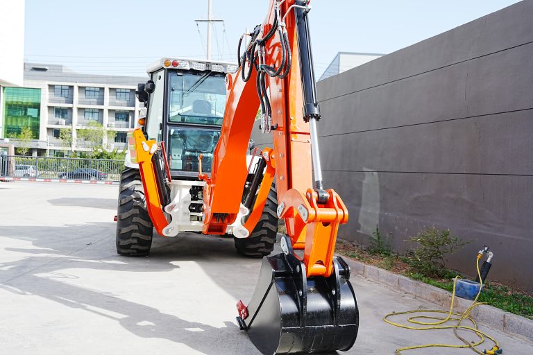 DM40-28 backhoe (4)
